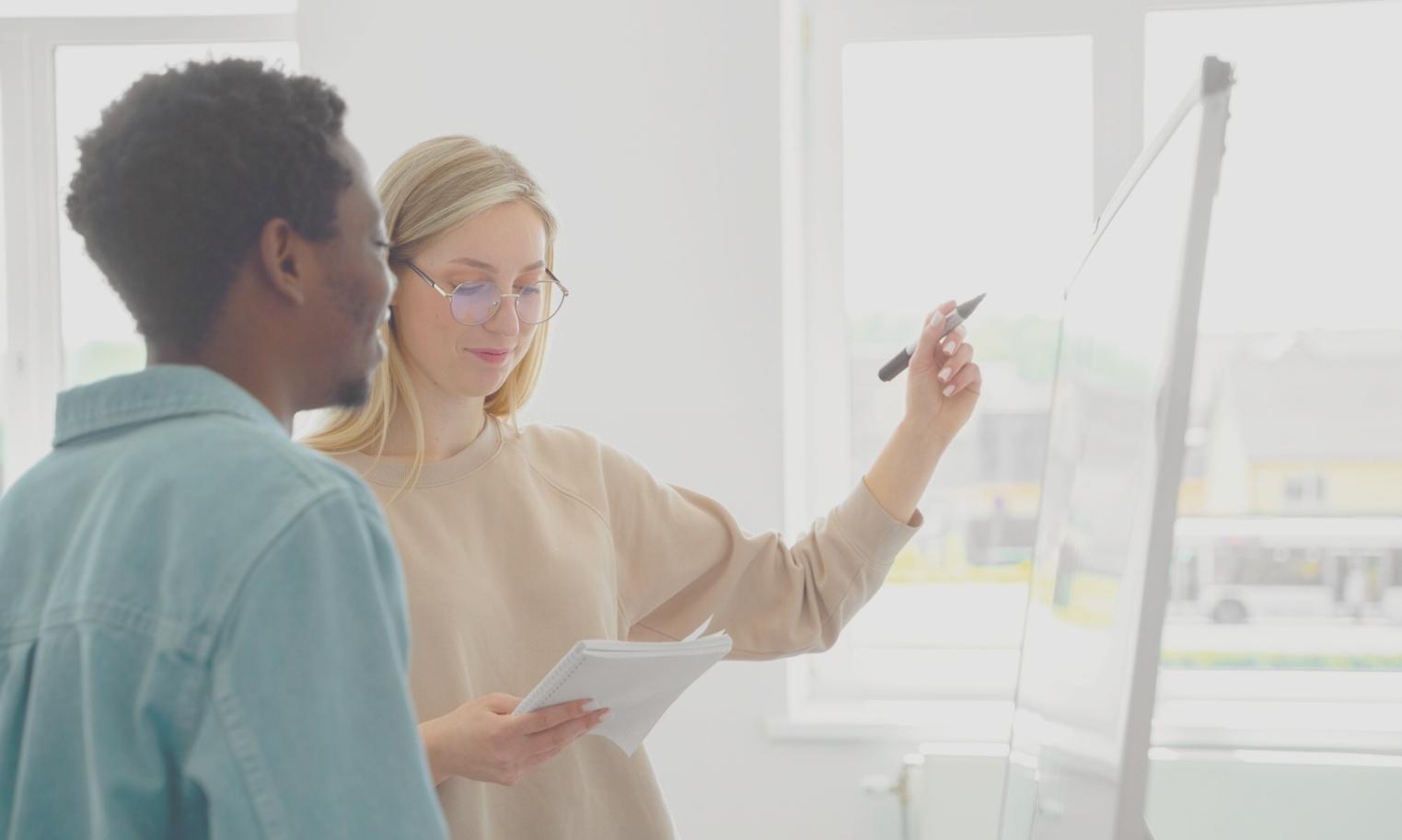 Personne analysant ses finances avec des graphiques et calculatrice